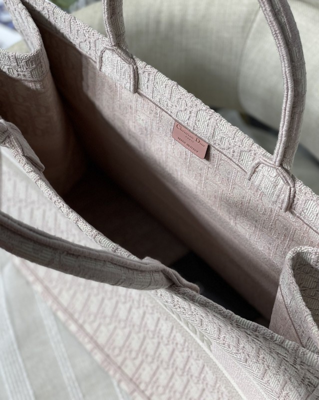 Dior 220 1