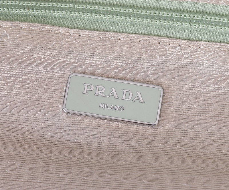 Prada 004 3