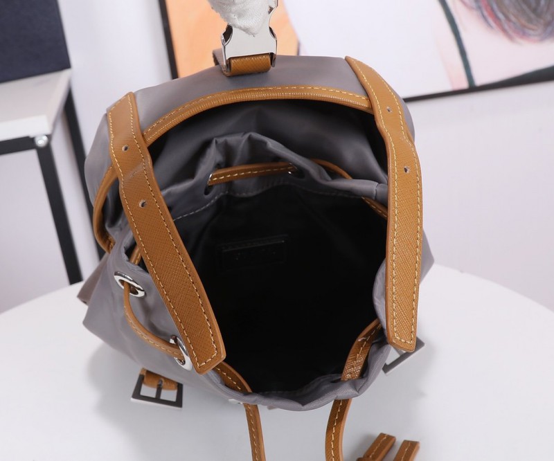 Prada 015 2