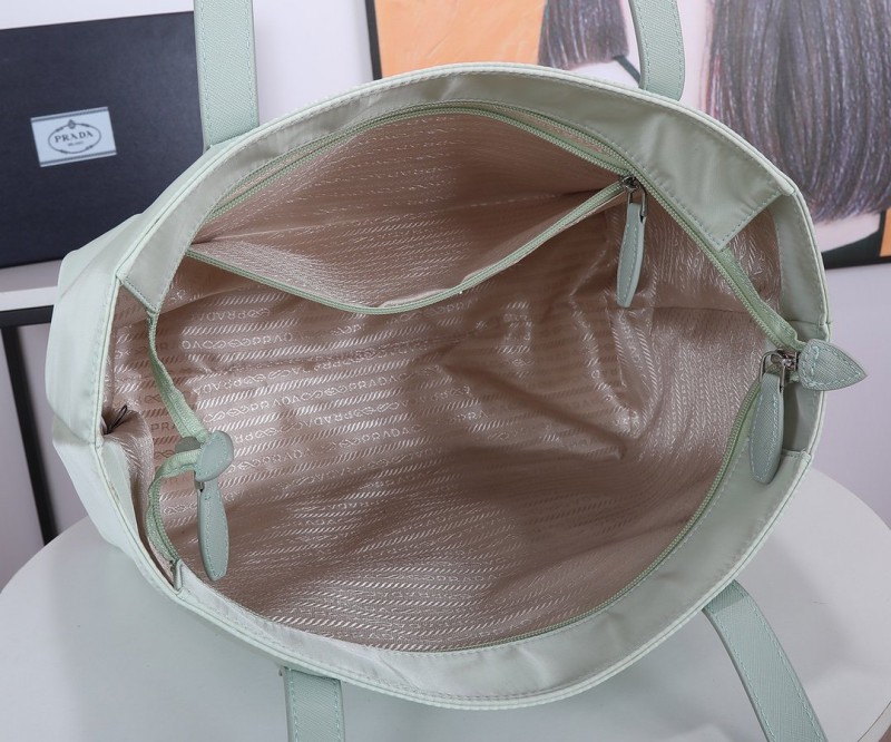 Prada 004 4