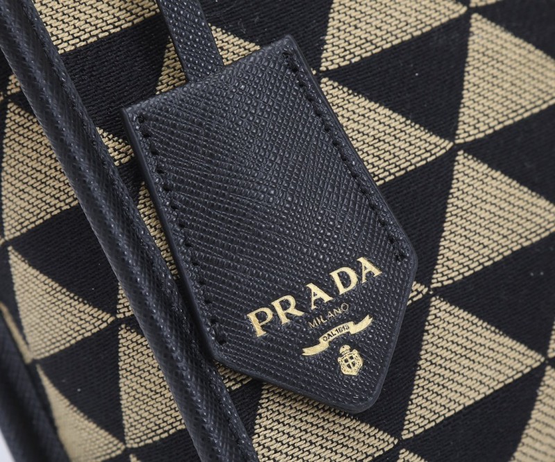 Prada 121 3