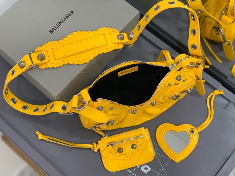 Balenciaga 126 3