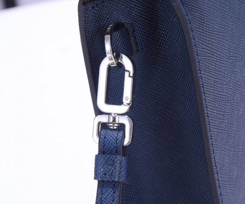Prada 009 4