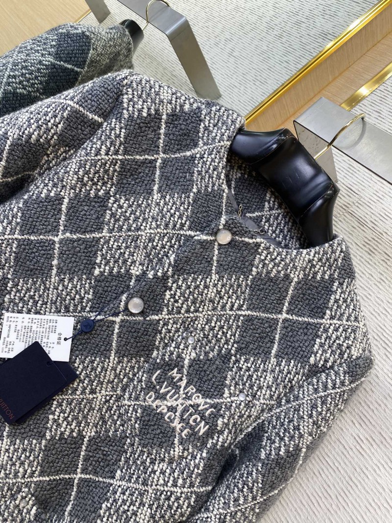 LV diamond button down collarless blazer 5