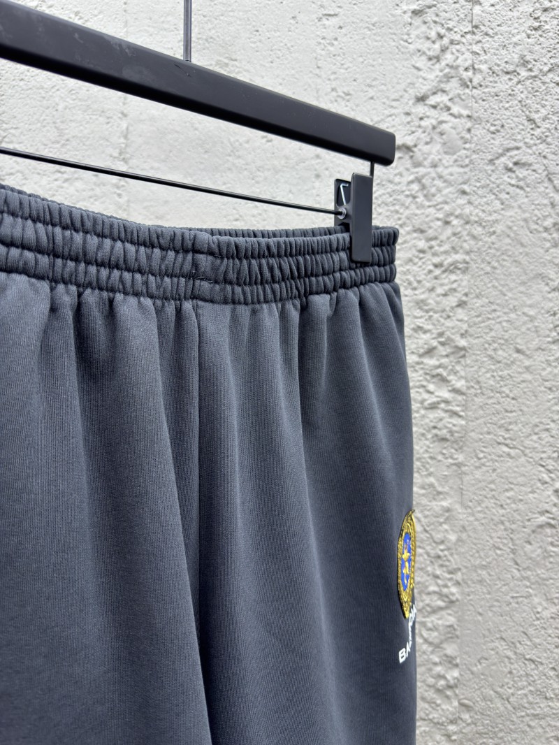 Balenciaga lion logo embroidered shorts 7