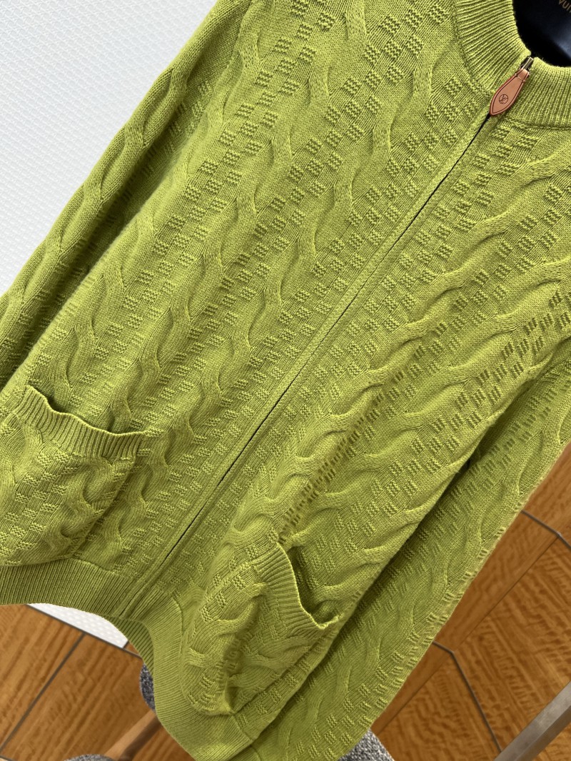 LV Solid Color Sheep Wool Stand Collar Long Sleeve 3