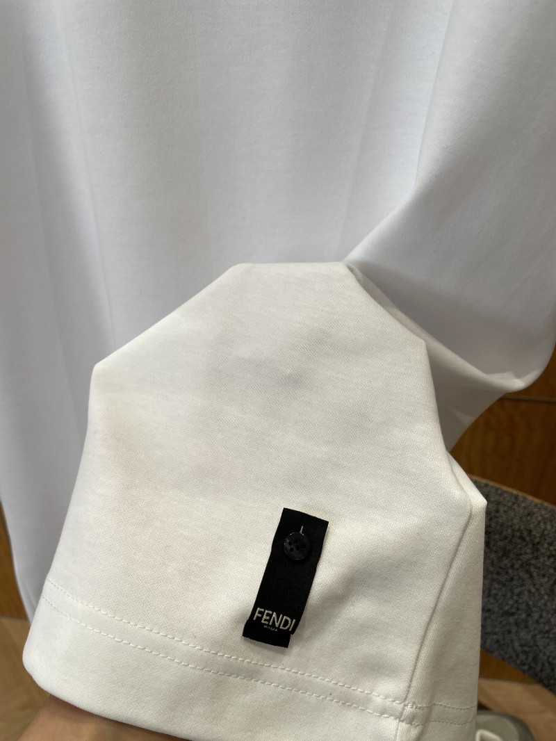 Fendi Metal Logo Minimalist Short-Sleeve T-Shirt 4 4
