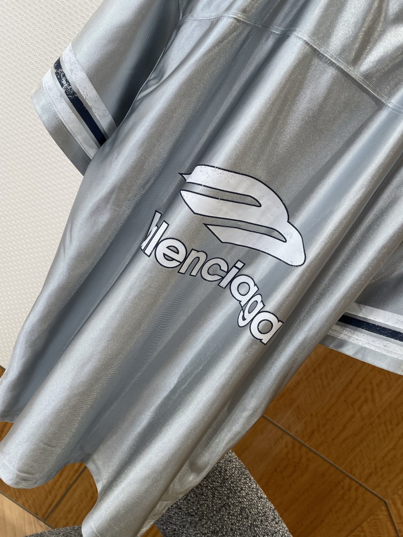 Balenciaga Vintage Sports V-Neck Short-Sleeve T-Shirt 1 5