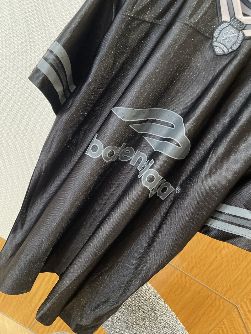 Balenciaga Vintage Sports V-Neck Short-Sleeve T-Shirt 2 3