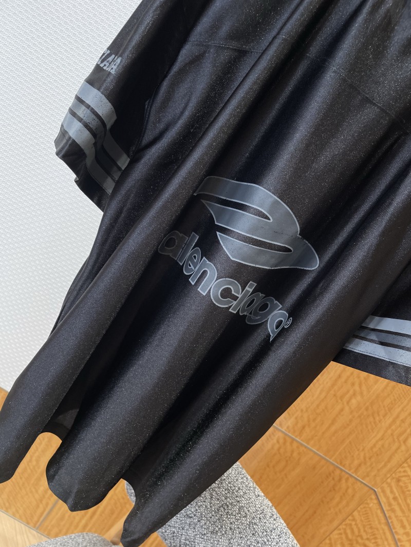 Balenciaga Vintage Sports V-Neck Short-Sleeve T-Shirt 2 6