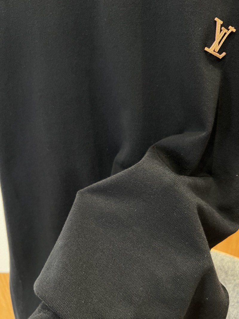 LV Logo Embroidered Knit Short-Sleeve T-Shirt 1 4